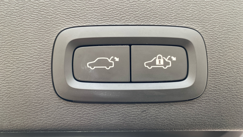 Volvo XC40 2.0 B4P Ultimate Dark 5dr Auto Petrol Estate